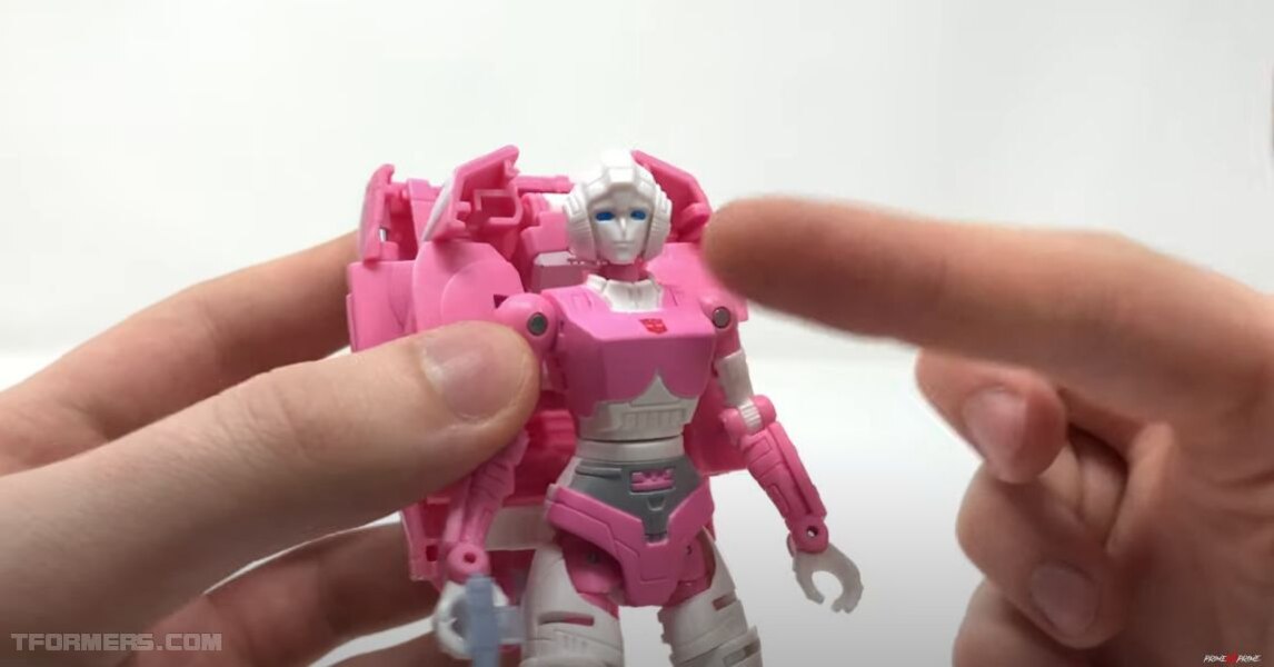 Earthrise Arcee Deluxe Class Review By PrimeVsPrime  (21 of 34)